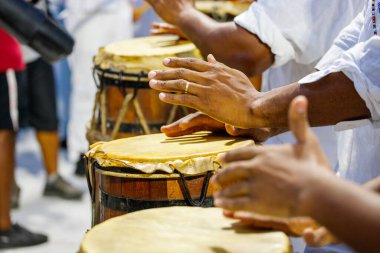 Rio de Janeiro, Brezilya 'da açık havada tef çalan insanlar.