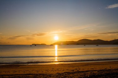 Rio de Janeiro, Brezilya 'daki Paraty Pontal plajında gün doğumu.