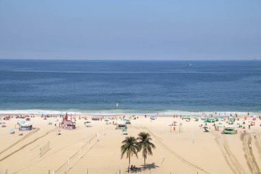Rio de Janeiro, Brezilya 'daki Copacabana Sahili - 4 Nisan 2024: Rio de Janeiro' daki Copacabana plajının havadan görünüşü.