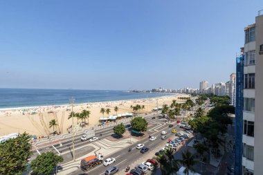 Rio de Janeiro, Brezilya 'daki Copacabana Sahili - 4 Nisan 2024: Rio de Janeiro' daki Copacabana plajının havadan görünüşü.
