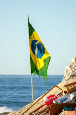 Rio de Janeiro, Brezilya 'daki Copacabana sahil yolunda Brezilya bayrağı.