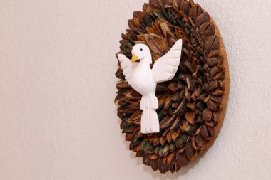 Brezilya, Rio de Janeiro 'da bir evin duvarında kutsal ruhun resmi.