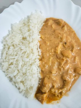 Tavuklu Stroganoff, Rio de Janeiro ve Brezilya mutfağında çok popüler bir yemektir..