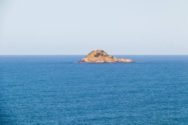 Rio de Janeiro, Brezilya 'daki Sao Conrado plajındaki orta ada manzarası.