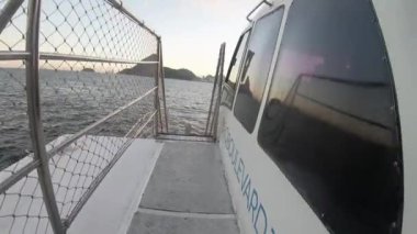 Rio de Janeiro, Brezilya 'da Guanabara Körfezi' nde tekne - 1 Mayıs 2023: Guanaba Körfezi 'nde tekne gezisi.