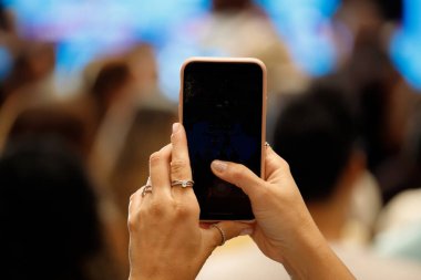 Brezilya, Rio de Janeiro 'da bir etkinlikte cep telefonu tutan kadın..