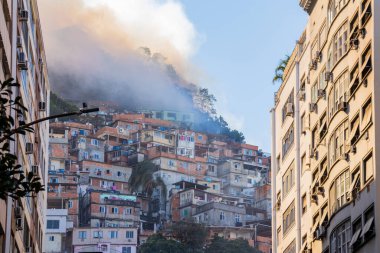 Rio de Janeiro, Brezilya 'daki Pavao gecekondu mahallesinde yangın - 7 Ağustos 2024: Rio de Janeiro Copacabana' daki Pavao gecekondu bölgesinde büyük yangın.