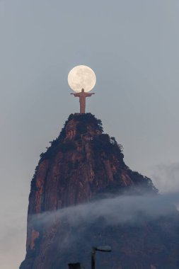 Rio de Janeiro 'da kurtarıcı İsa ile ay batımı - 22 Temmuz 2024: Rio de Janeiro' da botafogo 'da kurtarıcı İsa heykeli ile ay batımı toplantısı.