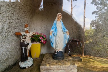 Rio de Janeiro, Brezilya 'daki Meryem Ana ve İsa Mesih' in görüntüsü - 27 Haziran 2024: Rio de Janeiro 'da bir ibadet yerinde Meryem Ana ve İsa Mesih' in görüntüsü.