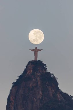 Rio de Janeiro 'da kurtarıcı İsa ile ay batımı - 22 Temmuz 2024: Rio de Janeiro' da botafogo 'da kurtarıcı İsa heykeli ile ay batımı toplantısı.