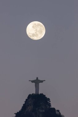 Rio de Janeiro 'da kurtarıcı İsa ile ay batımı - 22 Temmuz 2024: Rio de Janeiro' da botafogo 'da kurtarıcı İsa heykeli ile ay batımı toplantısı.