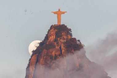 Rio de Janeiro 'da kurtarıcı İsa ile ay batımı - 22 Temmuz 2024: Rio de Janeiro' da botafogo 'da kurtarıcı İsa heykeli ile ay batımı toplantısı.