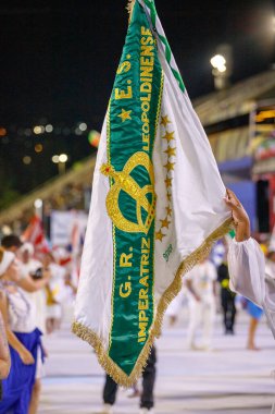 Rio de Janeiro, Brezilya 'daki imperatriz leopoldinense samba okulunun bayrağı - 3 Şubat 2024: Rio de Janeiro' daki teknik prova sırasında Imperatatriz leopoldinense samba okulunun bayrağı.