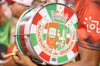 Rio de Janeiro, Brezilya 'daki Grande Rio Samba Okulu' ndan tef - 3 Şubat 2024: Rio de Janeiro 'daki teknik prova sırasında Akademisyenler do Grande Rio Samba Okulu' ndan tef.