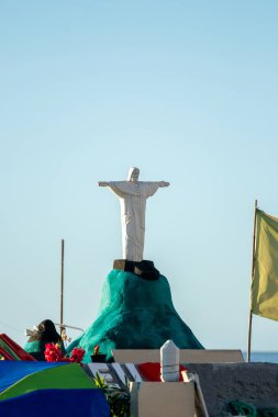 Rio de Janeiro 'daki kurtarıcı İsa' nın alçı heykeli, Rio de Janeiro 'daki Copacabana plajında kurtarıcı İsa' nın alçı heykeli..