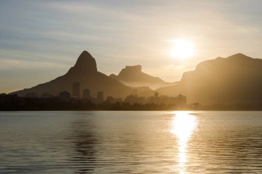 Rio de Janeiro, Brezilya 'daki Rodrigo de Freitas Gölü' nde gün batımı manzarası.