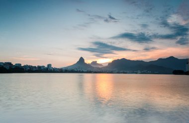 Rio de Janeiro, Brezilya 'daki Rodrigo de Freitas Gölü' nde gün batımı manzarası.