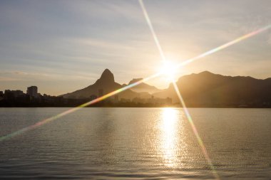 Rio de Janeiro, Brezilya 'daki Rodrigo de Freitas Gölü' nde gün batımı manzarası.
