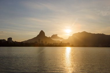 Rio de Janeiro, Brezilya 'daki Rodrigo de Freitas Gölü' nde gün batımı manzarası.