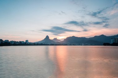 Rio de Janeiro, Brezilya 'daki Rodrigo de Freitas Gölü' nde gün batımı manzarası.