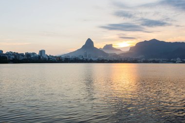 Rio de Janeiro, Brezilya 'daki Rodrigo de Freitas Gölü' nde gün batımı manzarası.