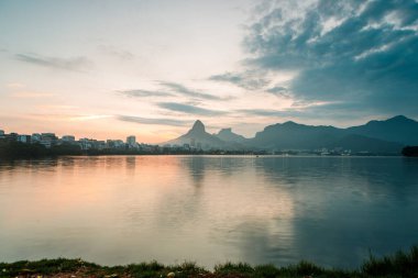 Rio de Janeiro, Brezilya 'daki Rodrigo de Freitas Gölü' nde gün batımı manzarası.