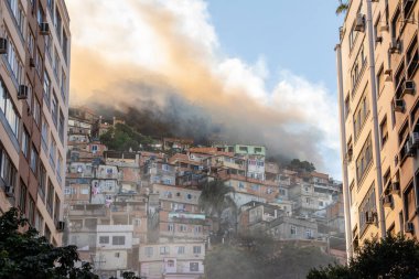 Rio de Janeiro, Brezilya 'daki Pavao gecekondu mahallesinde yangın - 7 Ağustos 2024: Rio de Janeiro Copacabana' daki Pavao gecekondu bölgesinde büyük yangın.