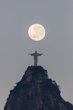 Rio de Janeiro 'da kurtarıcı İsa ile ay batımı - 22 Temmuz 2024: Rio de Janeiro' da botafogo 'da kurtarıcı İsa heykeli ile ay batımı toplantısı.