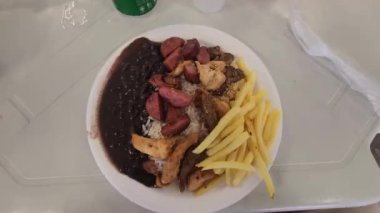 Karışık barbekü olarak bilinen yemek, Rio de Janeiro, Brezilya 'da çok popüler..