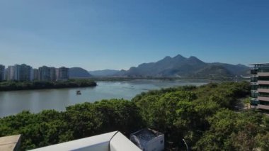 Rio de Janeiro, Brezilya 'daki Barra da Tijuca gölünün manzarası.