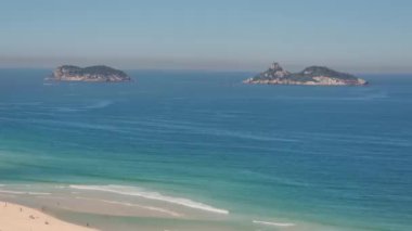 Brezilya Rio de Janeiro 'daki Barra da Tijuca plajı manzarası.