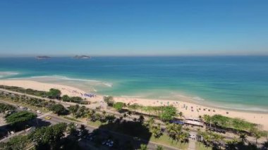 Brezilya Rio de Janeiro 'daki Barra da Tijuca plajı manzarası.