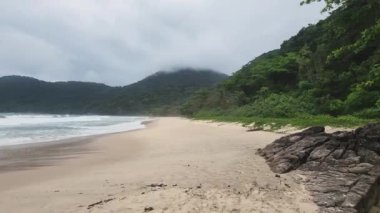 Rio de Janeiro, Brezilya 'daki Paraty' deki Cachadaco plajı..