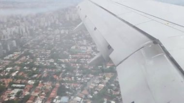 Brezilya 'nın So Paulo şehrinin şehir merkezindeki bir uçak penceresinden bak..