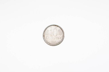 Rio de Janeiro, Brezilya 'da beyaz arka planda 10 sent gerçek para.