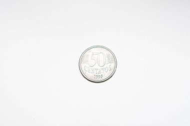 Rio de Janeiro, Brezilya 'da beyaz arka planda 50 sent gerçek para.