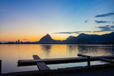 Rio de Janeiro, Brezilya 'daki Rodrigo de Freitas Gölü' nde gün batımı.