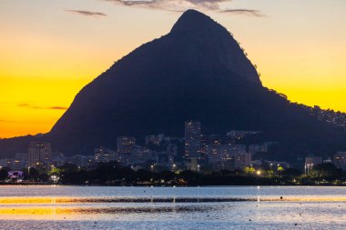 Rio de Janeiro, Brezilya 'daki Rodrigo de Freitas Gölü' nde gün batımı.