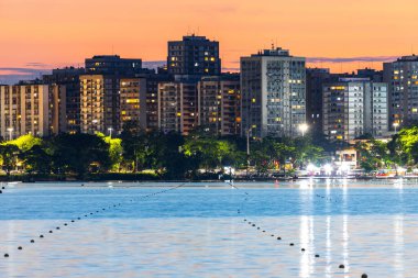 Rio de Janeiro, Brezilya 'daki Rodrigo de Freitas Gölü' nde gün batımı.