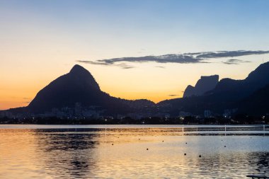 Rio de Janeiro, Brezilya 'daki Rodrigo de Freitas Gölü' nde gün batımı.
