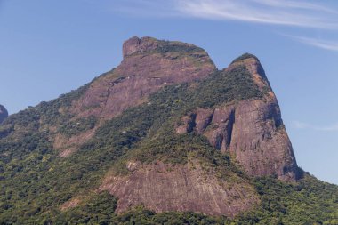 Brezilya Rio de Janeiro 'daki Barra da Tijuca mahallesinin Gavea Stone manzarası.