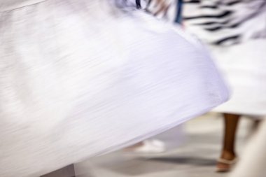 Brezilya, Rio de Janeiro 'daki samba okulu provası sırasında eteğini kıvıran Bahian bir kadın..