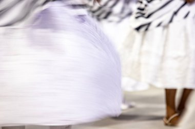 Brezilya, Rio de Janeiro 'daki samba okulu provası sırasında eteğini kıvıran Bahian bir kadın..