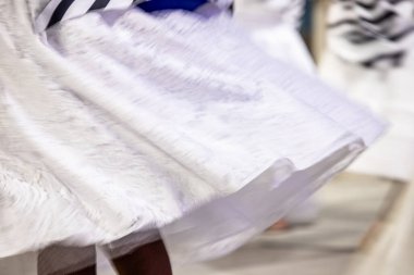 Brezilya, Rio de Janeiro 'daki samba okulu provası sırasında eteğini kıvıran Bahian bir kadın..