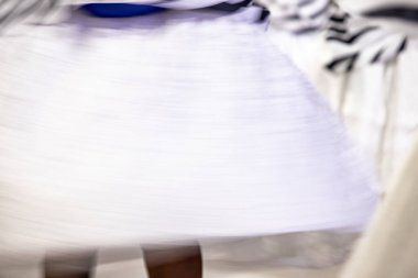 Brezilya, Rio de Janeiro 'daki samba okulu provası sırasında eteğini kıvıran Bahian bir kadın..