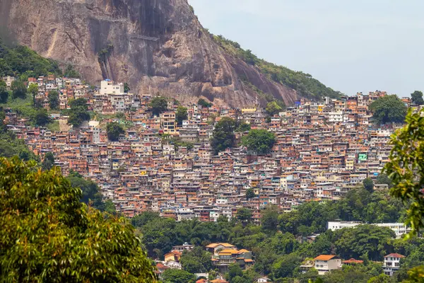 Rio de Janeiro, Brezilya 'daki Rocinha gecekondu manzarası.