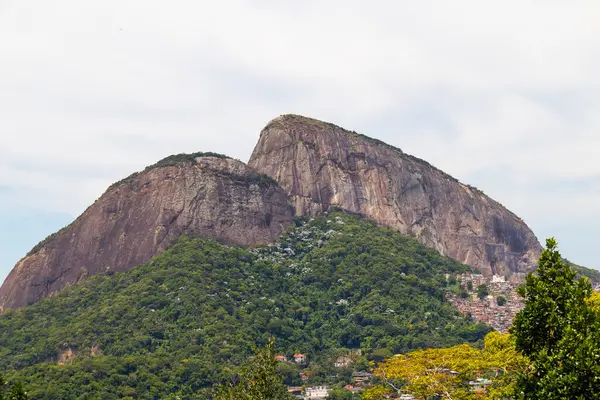 Brezilya Rio de Janeiro 'daki Gavea mahallesinden iki kardeş Hill görüldü..