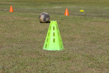Brezilya 'nın Rio de Janeiro kentindeki bir halk sahasında futbol eğitimi için aksesuarlar..