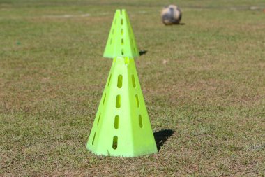 Brezilya 'nın Rio de Janeiro kentindeki bir halk sahasında futbol eğitimi için aksesuarlar..
