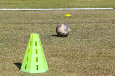 Brezilya 'nın Rio de Janeiro kentindeki bir halk sahasında futbol eğitimi için aksesuarlar..